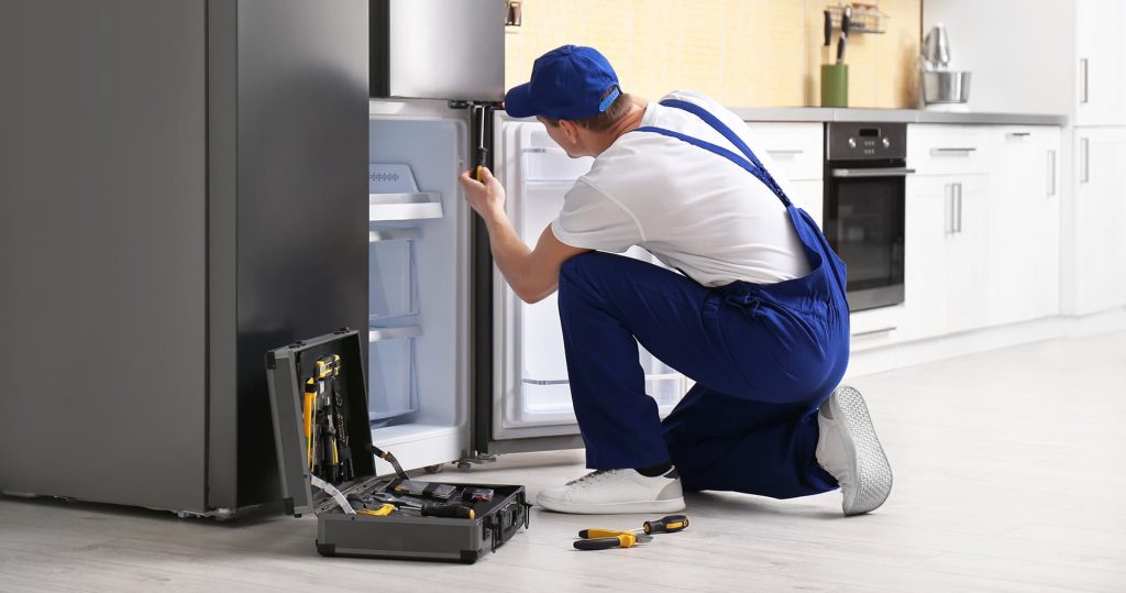 c1-featured-image-tech-working-on-a-fridge-1